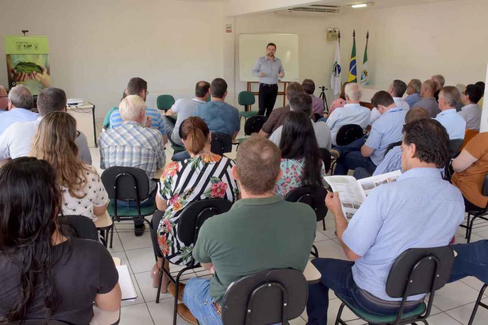 Reunião entre representantes do Ministério da Agricultura e Abastecimento no Sindicato Rural de Castro reuniu empresas do agronegócio e produtores para uma discussão de trabalho. Fotos Toninho Anhaia