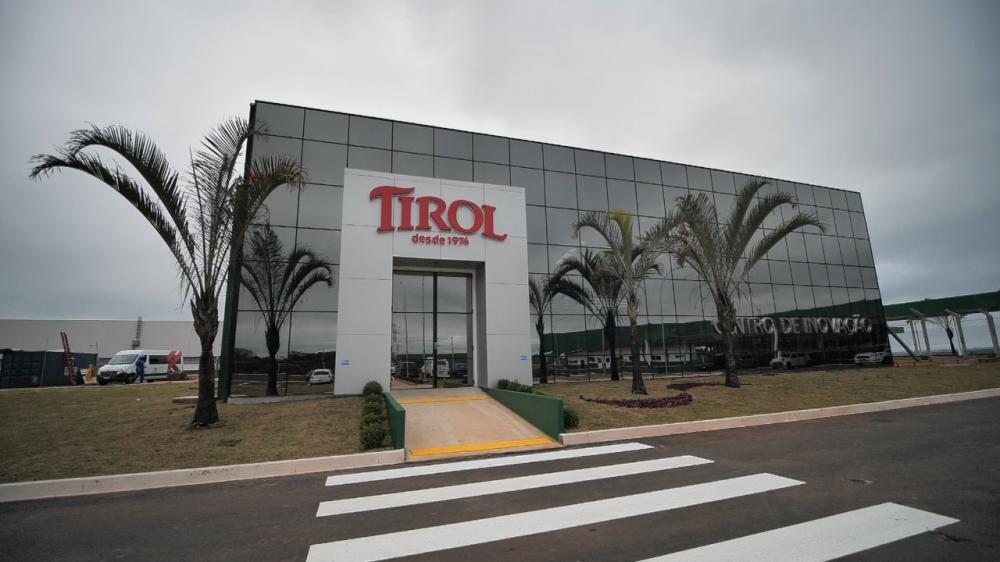 A capacidade inicial de produção da unidade, com foco de leite longa vida (UHT), será de 600 mil litros por dia, com potencial de expansão para até 1,2 milhão de litros.