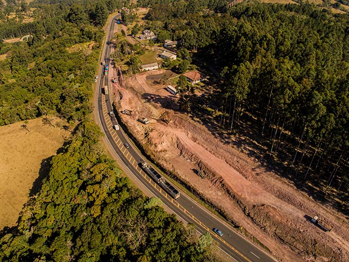 Trabalhos de detonação também já foram realizados em Ortigueira; serviços no km 318 foram para correção de curva (Crédito: Produtora Box/CCR RodoNorte)