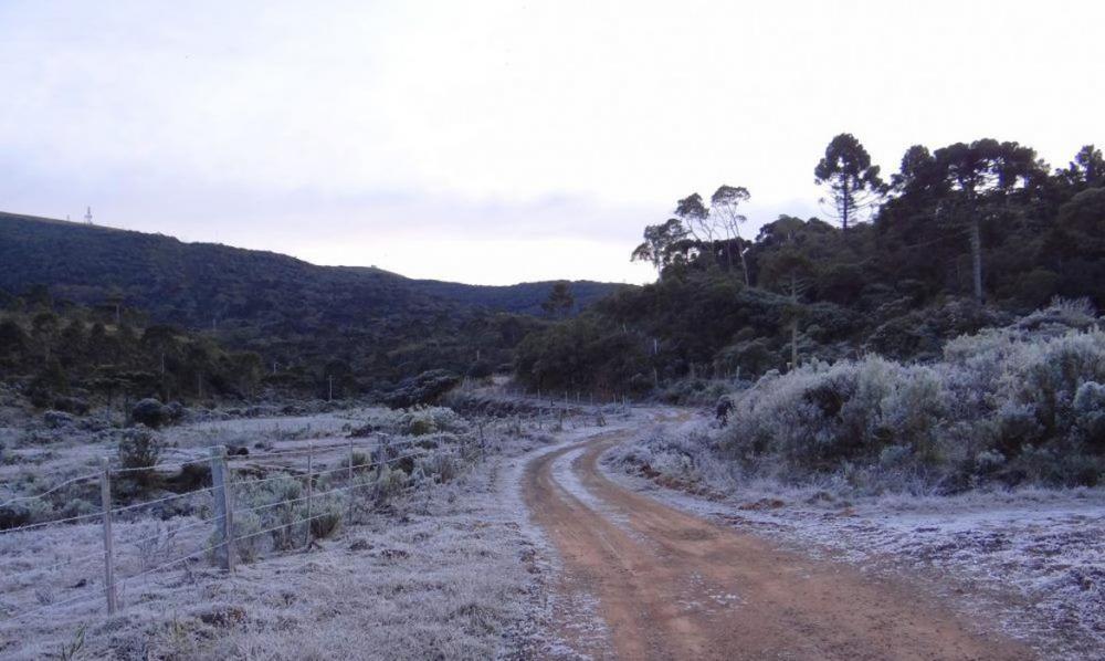 Em nota, o Instituto Nacional de Meteorologia (Inmet) informa que ontem (19), no Sul do Brasil, a menor temperatura foi registrada em General Carneiro, no sul do Paraná: -5,2°C. Até então, a menor temperatura do ano havia sido registrada no dia 29 de junh