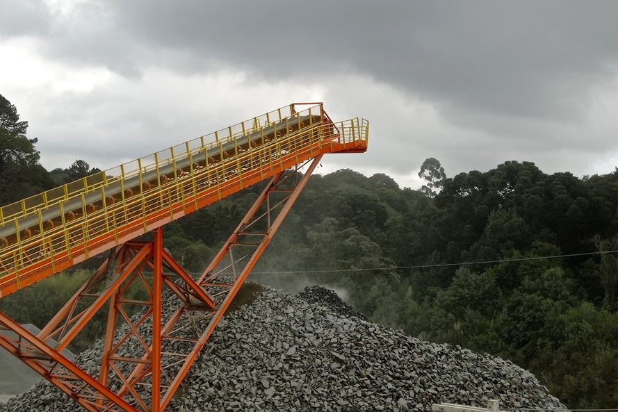 A produção mineral comercializada no Paraná (bruta e beneficiada) aumentou de 10% de 2019 para 2020, passando de 51,15 milhões para 56,24 milhões de toneladas, segundo o Informe Mineral 06/2021, elaborado pela Divisão de Geologia do Instituto Água e Terra