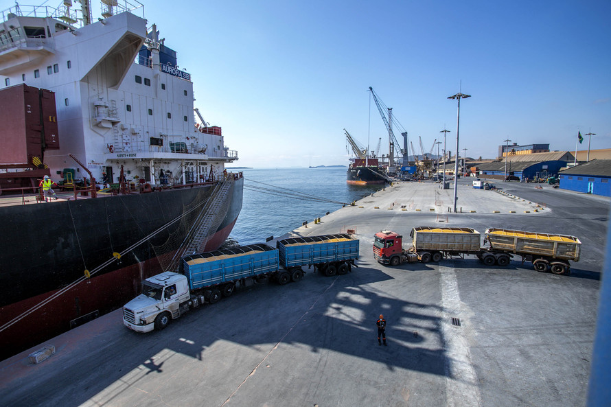 Navio programado para quarta-feira (28) vai descarregar 32 mil toneladas do cereal. Desde o início do ano, já são quatro embarcações recebidas no porto paranaense com milho importado. - Paranaguá, 27/07/2021 - Fotos: Claudio Neves/Arquivo Portos do Paraná