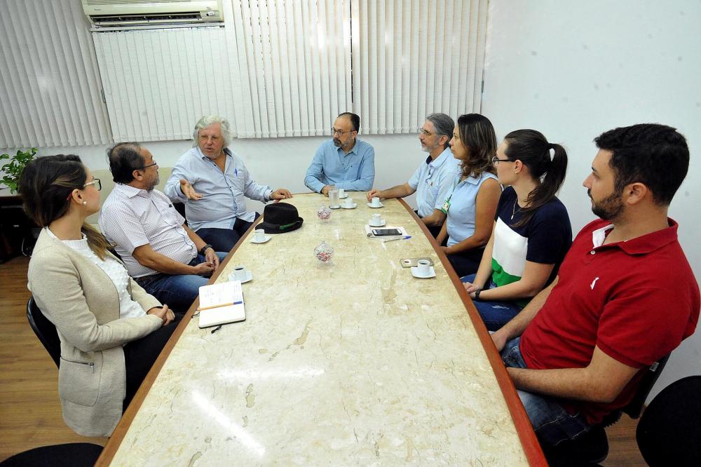 Pesquisadores, integrantes do Instituto de Energia e Ambiente (IEE), da USP, foram recebidos pelo reitor da UEL, Sérgio Carvalho, e professores.