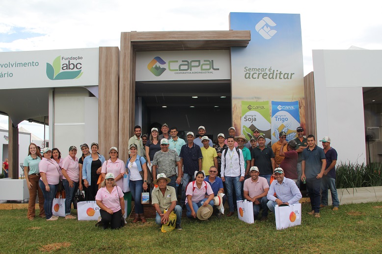 No estande, os cooperados estavam em casa, com a equipe de assistência técnica à disposição para fornecer orientações durante o evento.