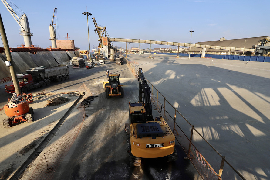 Maior produtora e exportadora de papéis para embalagens e embalagens de papel do Brasil, a Klabin iniciou as obras para a construção do seu novo terminal no cais do Porto de Paranaguá, após a assinatura da ordem para liberação dos serviços no mês de julho