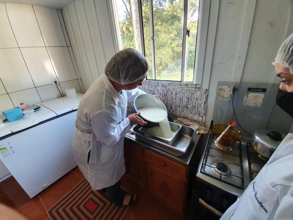 Segundo a veterinária, Andressa, a proposta ajuda a qualificar cada vez mais os pequenos produtores para que utilizem a matéria-prima que já possuem em suas propriedades. Foto assessoria.