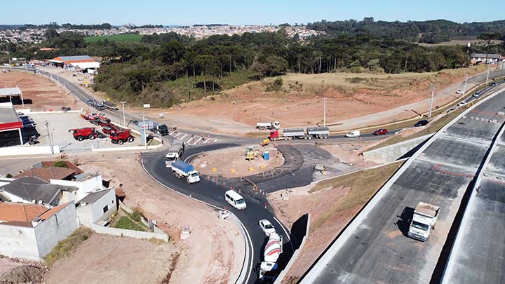 O trânsito da rodovia PR 151 sentido Piraí do Sul ocorrerá em uma faixa por cima do viaduto. Quem deseja acessar ou sair da cidade de Castro poderá utilizar os outros acessos disponíveis