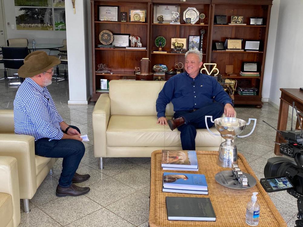 Jornalista Lima Rodrigues com o presidente da ABCZ, Rivaldo Machado Borges Júnior. 