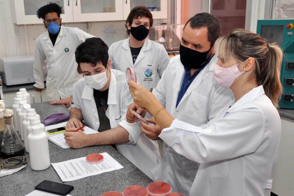 Pesquisas para o desenvolvimento do biodefensivo foram desenvolvidas pelo professor e pesquisador , Admilton Gonçalves de Oliveira Junior, do Departamento de Microbiologia, no Laboratório de Biotecnologia Microbiiana (LABIM), no Campus Universitário. - LO