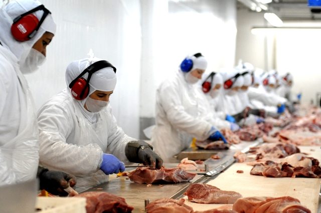 A falta da matéria prima traz uma concorrência entre as indústrias com difícil solução no curto prazo. A indústria exportadora que vende em dólar seus produtos tem uma margem de ajuste muito superior àqueles que dependem apenas do mercado nacional. 
