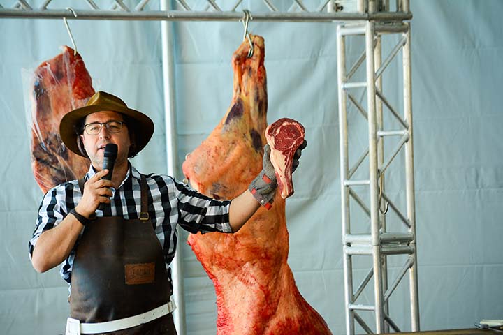 Marcelo Bolinha, especialista em cortes fez uma vitrine da carne e mostrou diversos cortes nobres para a carne Brangus.