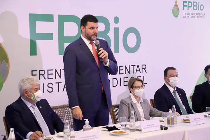 “Uma MP que visa promover verdadeira revolução no relacionamento entre empresários e instituições públicas não poderia deixar, à margem deste processo, os mais de 5 milhões de estabelecimentos agropecuários do país”, afirmou Lupion.
