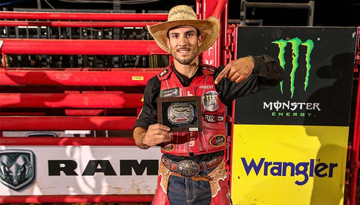 Andrei Scoparo exibe fivela de campeão da etapa exclusiva PBR Barretos 2021 - Foto por Alberto Gonzaga / PBR Brazil