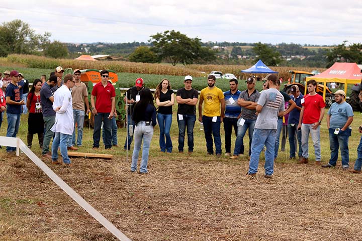 O Campo Demonstrativo e Experimental da Fazenda Escola Cescage, traz nesta edição a participação de várias empresas com os novos cultivares de milho, soja e feijão
