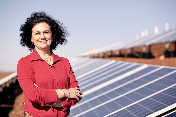 Roseli está feliz com o investimento e espera que os painéis contribuam decisivamente na redução dos gastos com energia elétrica. Roseli Marcon, Crédito Edélcio Lopes, divulgação