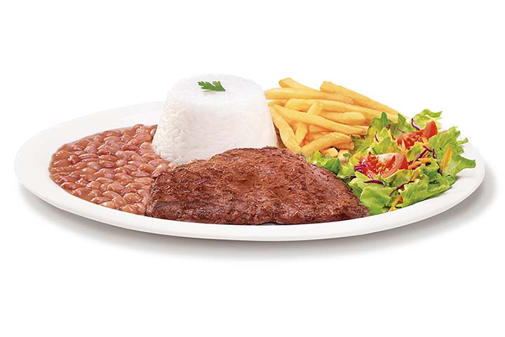 O arroz com feijão continua sendo uma das combinações preferidas dos brasileiros, especialmente na hora do almoço.
