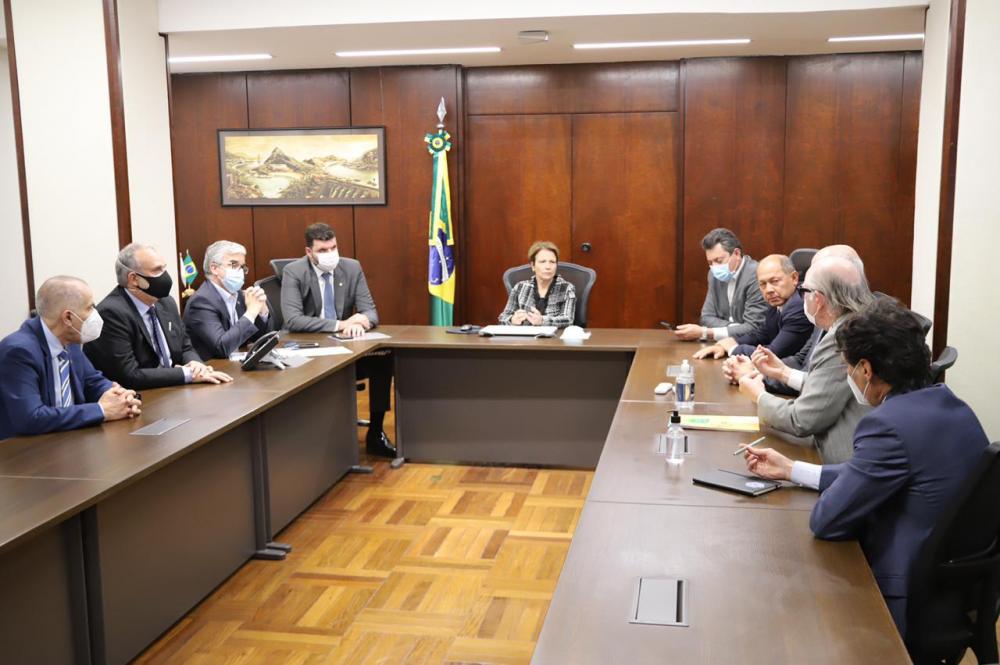 De acordo com o parlamentar paranaense, a maior preocupação é com a possibilidade de redução de 12% para 10% de biocombustíveis na mistura do diesel comercial.