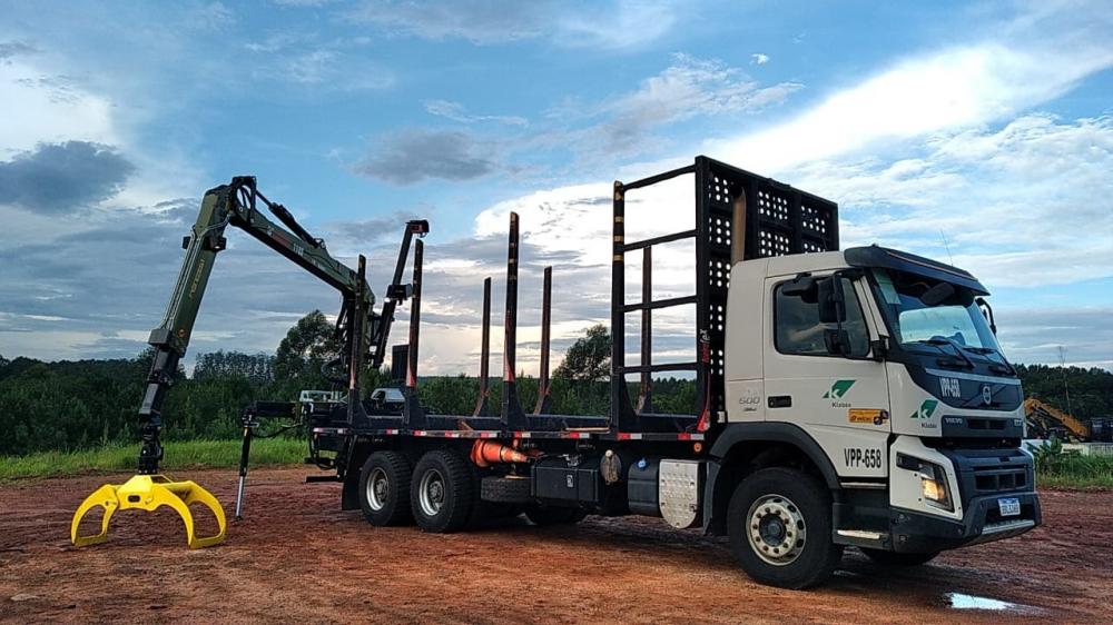 Entre os principais ganhos que o novo caminhão traz está a capacidade de carga, que alcança até duas toneladas a mais de madeira quando comparado ao modelo que já existe no País.