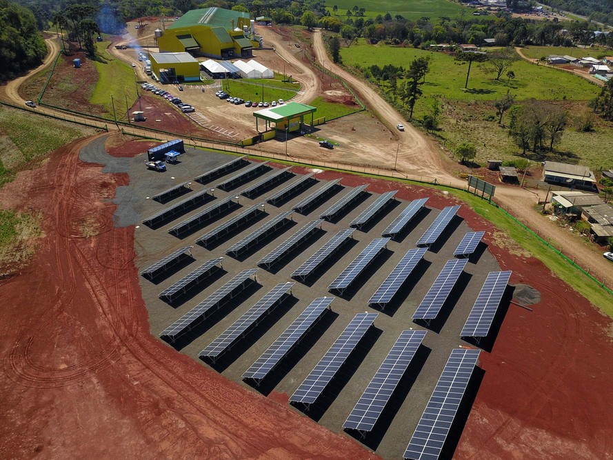 A usina fotovoltaica da Coprossel possui 1.176 módulos de 390 Watts-pico (Wp), gerando 54,8 mil kWh de energia anualmente. Foto: José Fernando Ogura/AEN
