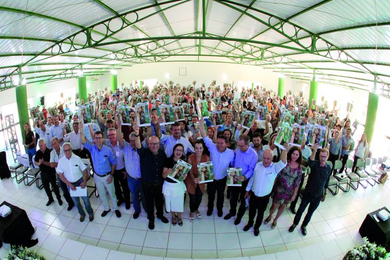 Em Cornélio Procópio, cerca de 400 pessoas estiveram reunidas no Parque de Exposições Artur Hoffig. O pecuarista de leite José Alves Gonçalves, de Tomazina, participou do evento para tirar dúvidas quanto ao programa. 