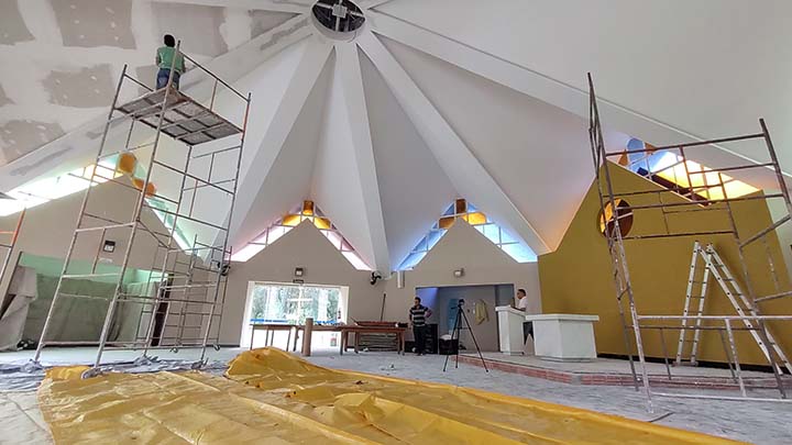 A parte interna da igreja do Santuário Diocesano de Nossa Senhora das Brotas recebe novo forro, presbitério, iluminação e serão pintados ícones sagrados com passagens da vida de Nossa Senhora. Fotos Toninho Anhaia