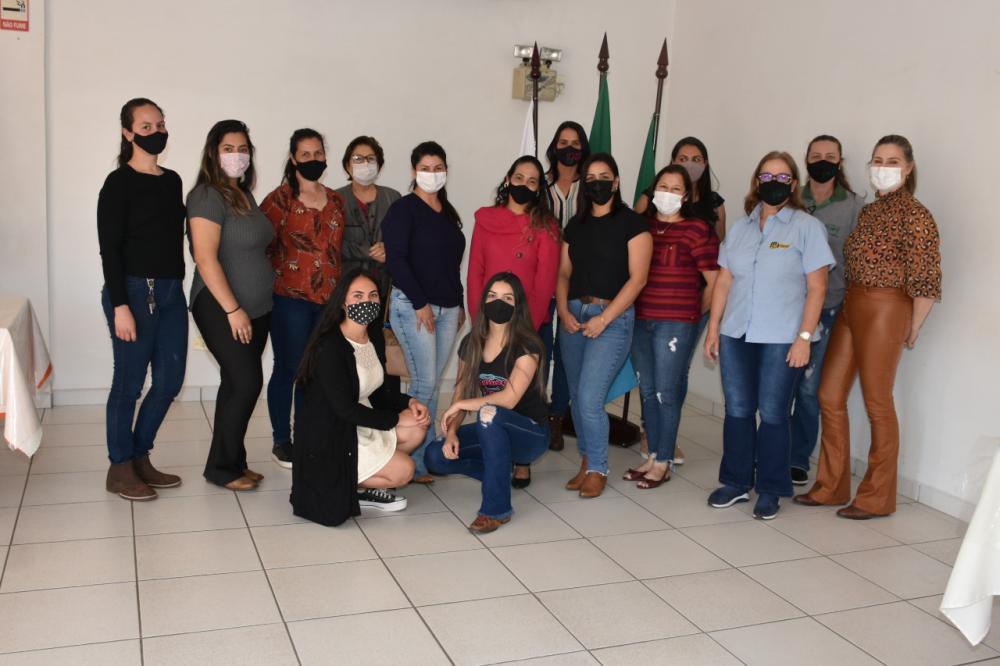 Sindicato Rural de Castro fez a primeira reunião da Comissão Estadual de Mulheres da Faep, com suas sócias. Fotos Toninho Anhaia
