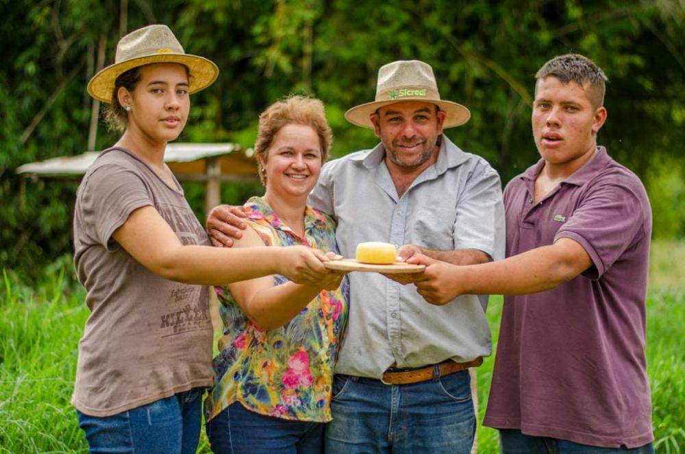A família produzia para consumo próprio, em pequena quantidade. Depois passou a oferecer o produto na Feira da Lua e hoje, o queijo é premiado na França como o segundo melhor do mundo