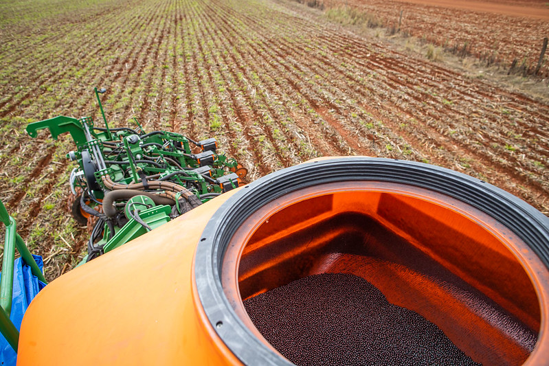 Os produtores paranaenses de soja iniciaram nesta semana o plantio da safra 2021/22, atingindo aproximadamente 1% da área estimada em 5,62 milhões de hectares. Foto Sistema CNA/Senar- Wenderson Araujo.