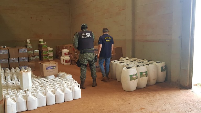 Foram apreendidos 14.736 litros de agrotóxicos sem registro do Mapa e 4.127 litros de fertilizantes fraudados.
