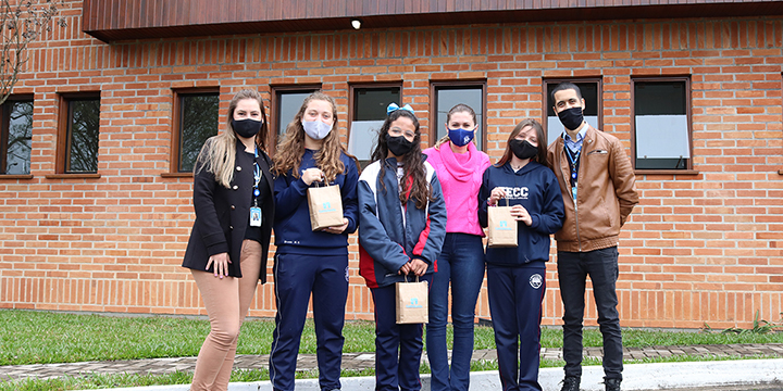 Alunos da CoopEECC apresentaram aos Professores Orientadores as tarefas realizadas na escola.