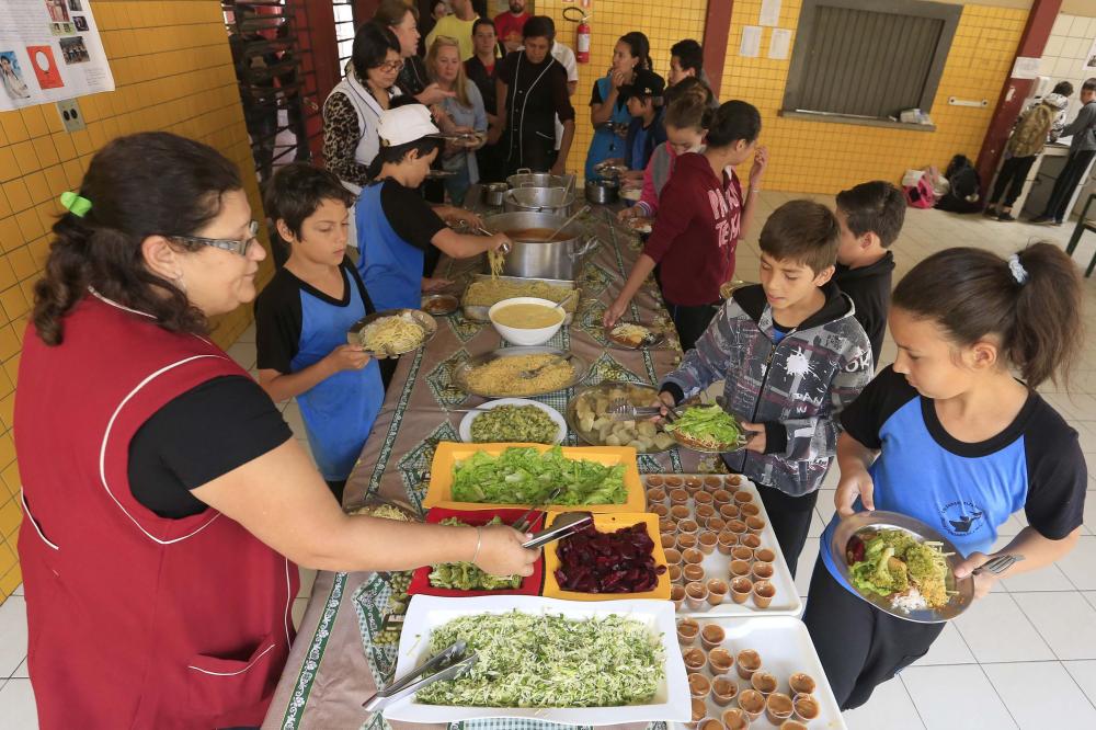 Com vistas a estimular os produtores e no intuito de cumprir o Plano de Introdução Progressiva de Produtos Orgânicos na Alimentação Escolar do Estado do Paraná, o decreto prevê que as culturas agroecológicas ou orgânicas poderão ter um acréscimo de até 30