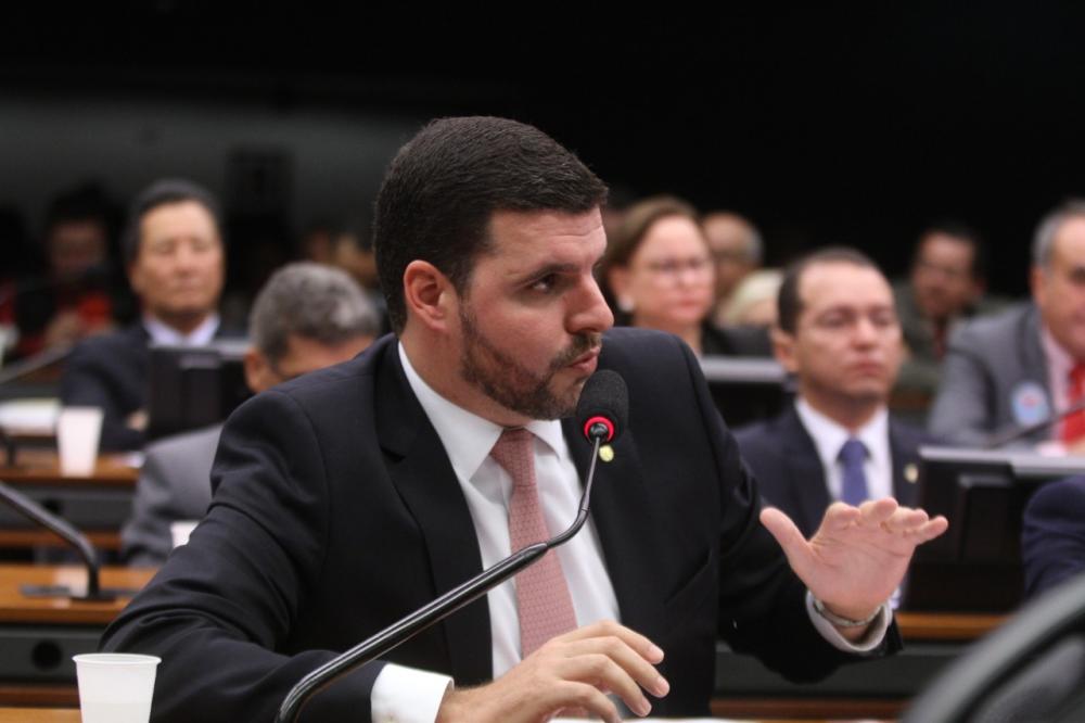 Uma emenda do deputado federal Pedro Lupion (DEM-PR) para corrigir distorções que poderiam prejudicar o setor de biocombustíveis.