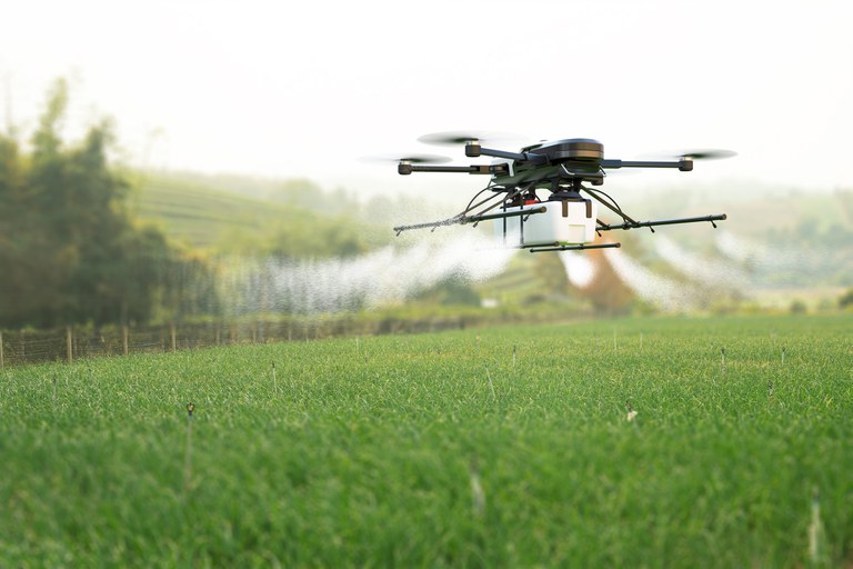 Com drones ocupando cada vez mais espaço na agricultura e na pecuária, a regulamentação visa simplificar os procedimentos e adequar as exigências legais as especificidades desta tecnologia, já que, em diversos aspectos, se diferencia das aeronaves tripula