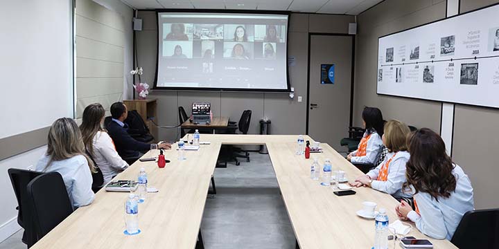 A partir do primeiro contato, surgiu a ideia de realizar uma reunião para troca de experiências sobre ações voltadas a mulheres de cooperativas, como conta a Coordenadora da Comissão Mulher Cooperativista da Castrolanda, Debora Noordegraaf.