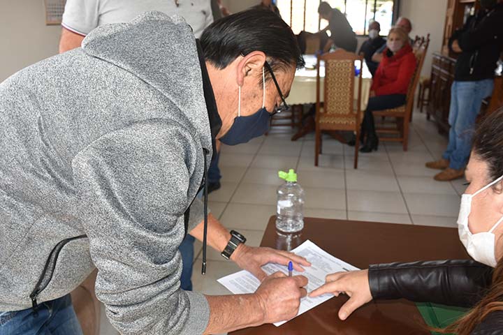 Vários produtores assinaram os alvarás durante o Café do Produtor realizado no Sindicato Rural todas as quarta-feiras. Foto Toninho Anhaia