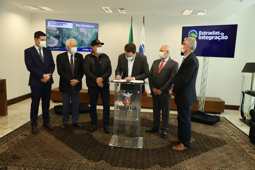 Mais dez municípios do Estado vão ganhar nova pavimentação em importantes estradas rurais, artérias de escoamento da produção agrícola paranaense. Os convênios foram assinados pelo governador Carlos Massa Ratinho Junior nesta terça-feira (19) em cerimônia
