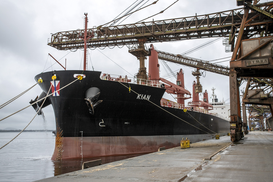 No Corredor de Exportação Leste do Porto de Paranaguá (Corex), duas operações em andamento chamam a atenção por fugirem da rotina do complexo portuário, pelo tipo de produto e modalidade de transporte adotado. A primeira pelo embarque de trigo para navega