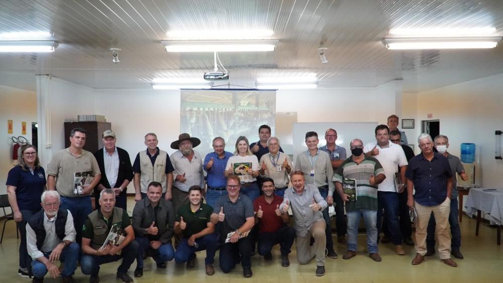A visita técnica faz parte de uma ação da CAPADR que visa coletar informações de toda a cadeia do leite do Brasil e propor soluções para fortalecer o setor.