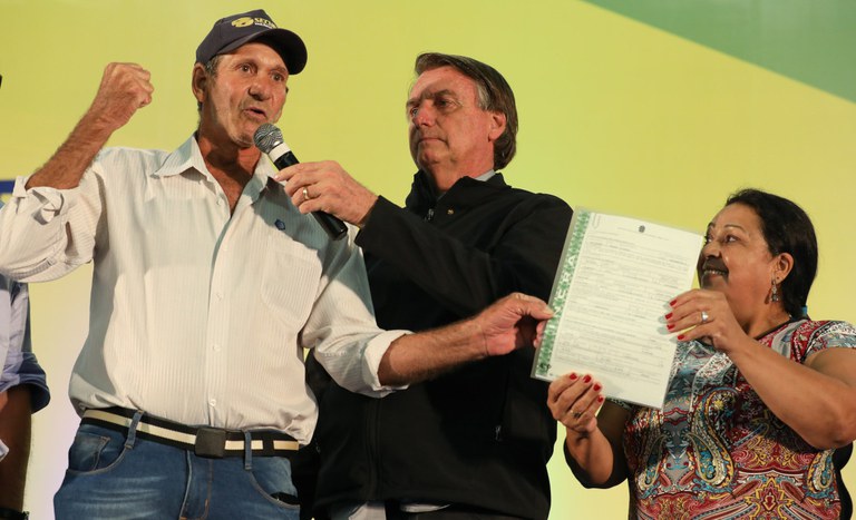 Nadir e Antônia Rezende receberam título definitivo durante evento em Castro (PR). - Foto: Clauber Cleber Caetano/PR