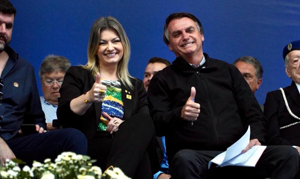 O presidente Jair Bolsonaro desembarcou no Paraná, nos Campos Gerais a convite da deputada Federal Aline Sleutjes, para realizar entregas e divulgar vários programas e ações dos Ministérios. 