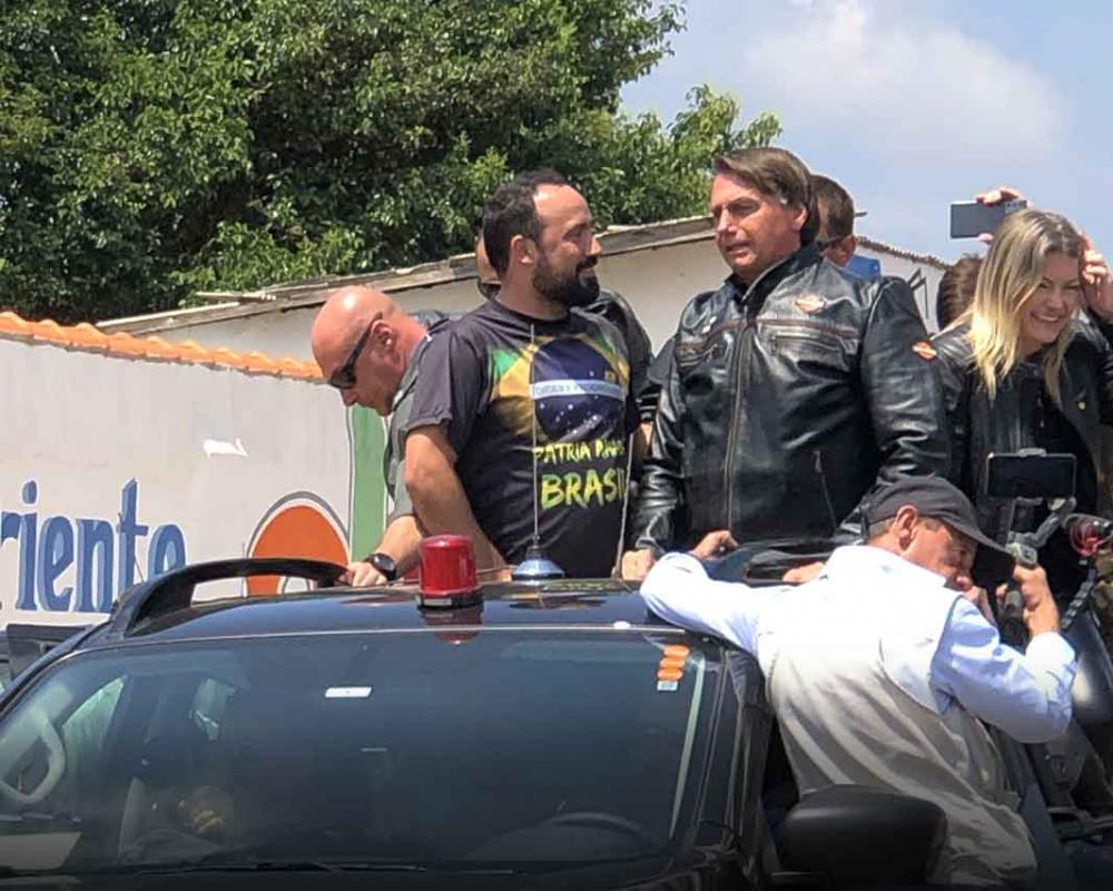 Durante o trajeto, Bolsonaro disse ao prefeito Henrique Carneiro que estava alegre pela recepção e enalteceu a animação das pessoas que acenavam para ele das casas e das ruas pelas quais passou a comitiva presidencial.
