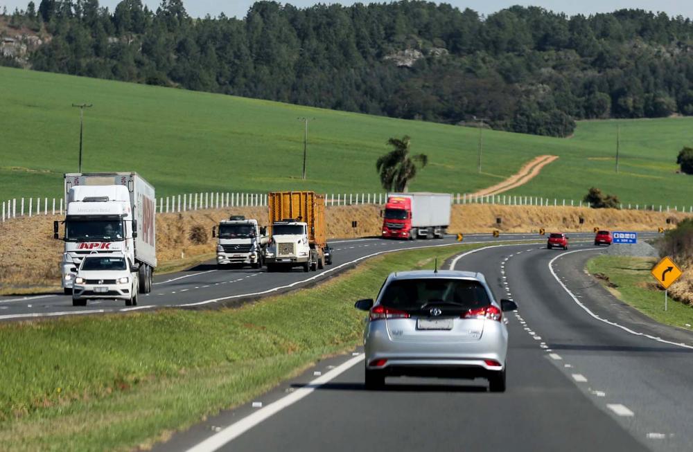De acordo com dados do Ministério dos Transportes (2015), as rodovias são responsáveis por 58% do transporte de carga, enquanto as ferrovias ficam com 25% e as hidrovias com 17%.