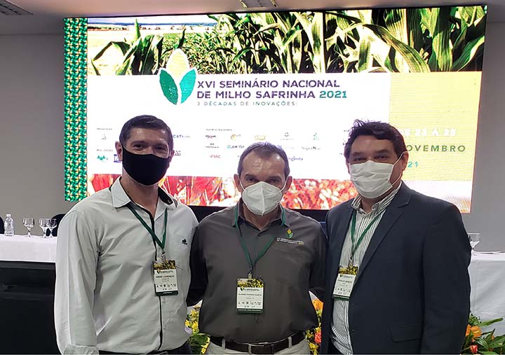 O pesquisador da Fundação MS, André Lourenção, o Coordenador Geral do evento, Aildson Duarte, e o presidente da Associação Brasileira de Milho e Sorgo, Cícero Beserra, durante abertura do Seminário.