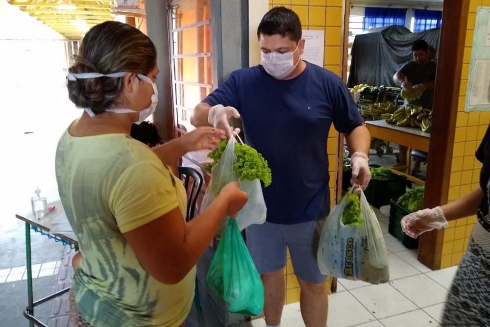 Em Paranaguá, funcionários da Secretaria de Estado da Agricultura e do Abastecimento, do Instituto de Desenvolvimento Rural do Paraná Iapar-Emater, da Secretaria de Estado da Educação, em parceria com a prefeitura e associação de produtores, continuam dis