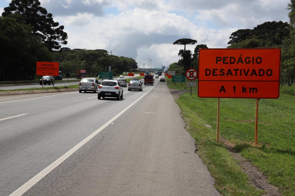 Da meia-noite de sábado (27) até as 8h desta segunda-feira (29), o Corpo de Bombeiros e o Serviço de Atendimento Móvel de Urgência (Samu) atenderam 27 ocorrências nas rodovias no fim de semana que marcou o encerramento dos contratos de pedágio do Anel de 