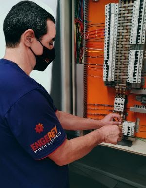 Há dois tipos predominantes de manutenção elétrica. São eles: corretivo e preventivo