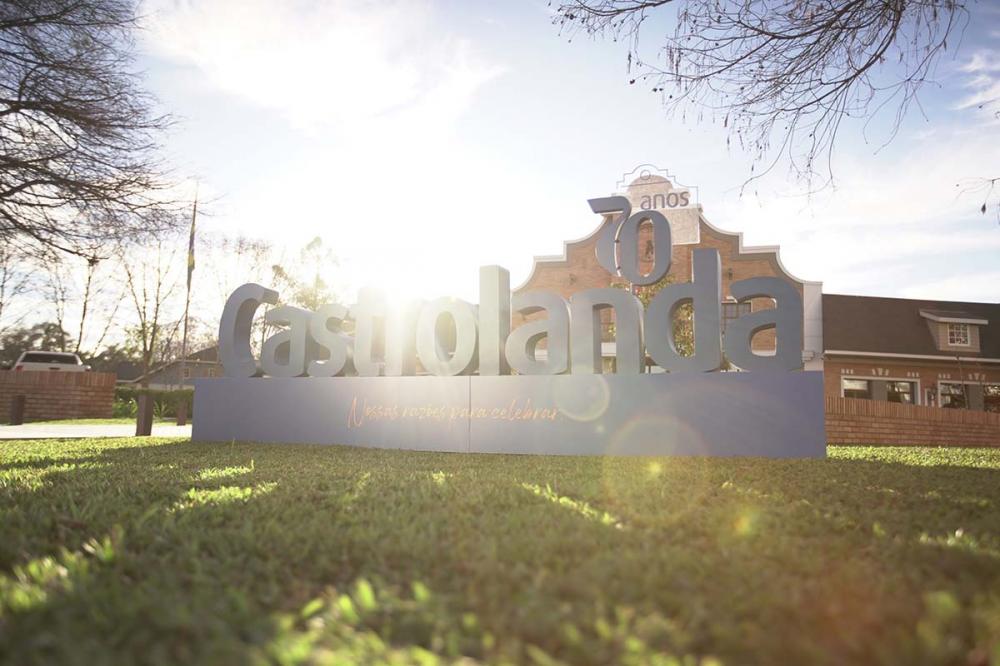 Para celebrar a chegada dos 70 anos, a Castrolanda prepara novidades. Uma delas é o reposicionamento de setores da cooperativa para o mercado, em uma ação que instituirá novas arquiteturas de marcas para as áreas de Sementes, Helpen, Fertilizantes, Empóri
