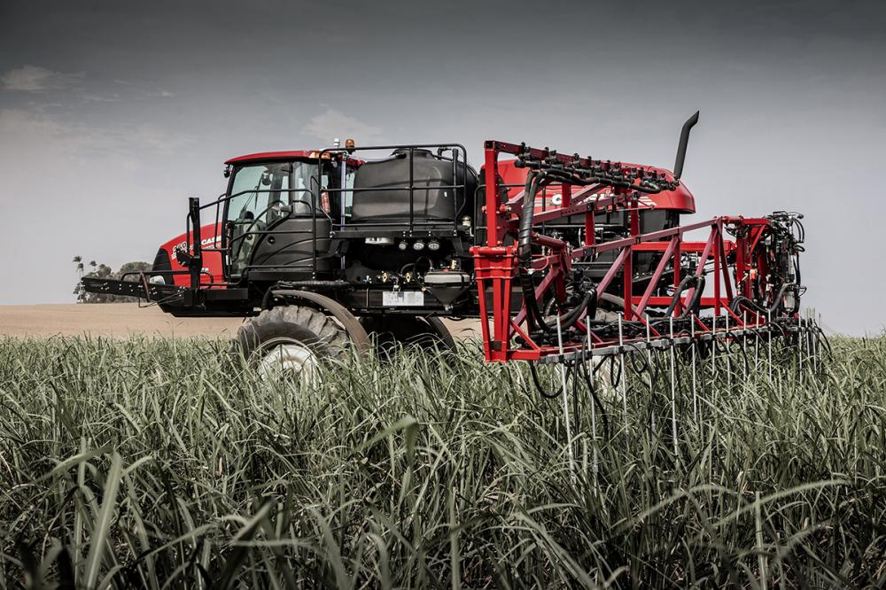 O novo e exclusivo sistema de estabilização de barra do Patriot 250 Sugar Cane Special, permite a pulverização com apenas uma das barras abertas, possibilitando a aplicação nas bordaduras do canavial e trazendo facilidade durante as manobras.