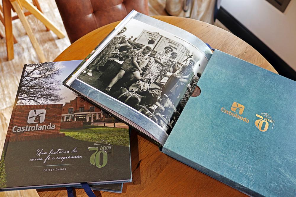 Livro foi lançado durante a cerimônia de aniversário de 70 anos da Cooperativa