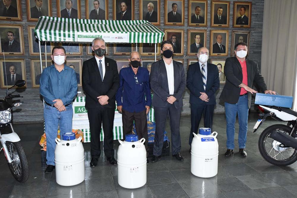 A cerimônia foi realizada na sede da Emater-MG, em Belo Horizonte, com a presença de representantes de 13 das prefeituras contempladas: Alfredo Vasconcelos, Aricanduva, Caranaíba, Descoberto, Entre Rios de Minas, Piranguinho, Prados, Raul Soares, Resende 